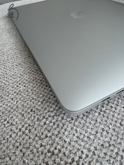 2016 MacBook Pro i5 13’ touch bar, 8GB RAM 256 GB SSD