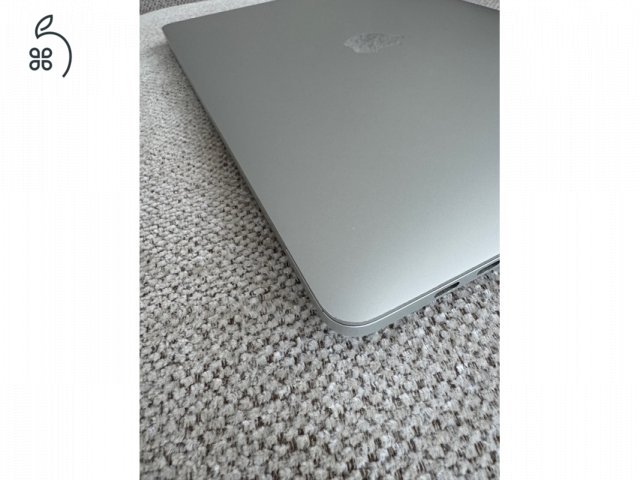 2016 MacBook Pro i5 13’ touch bar, 8GB RAM 256 GB SSD