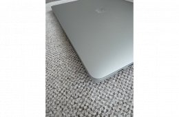 2016 MacBook Pro i5 13’ touch bar, 8GB RAM 256 GB SSD