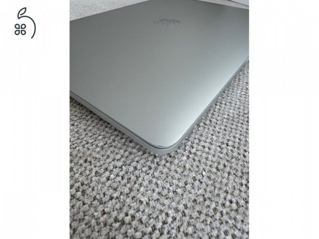 2016 MacBook Pro i5 13’ touch bar, 8GB RAM 256 GB SSD