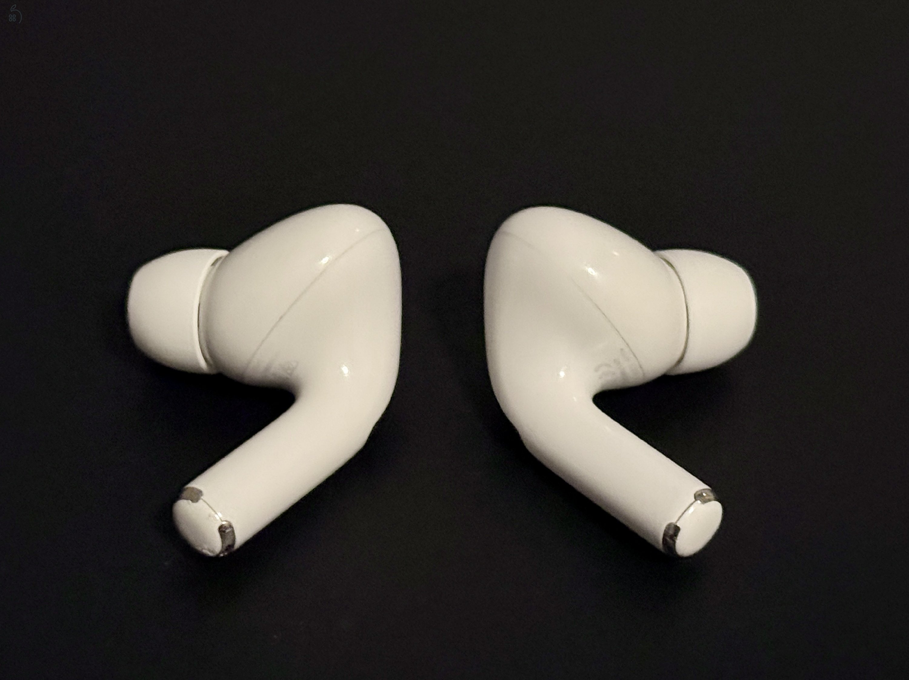 Apple AirPods Pro (2. gen) minden gyári tartozékával + ajándék szilikon tok 