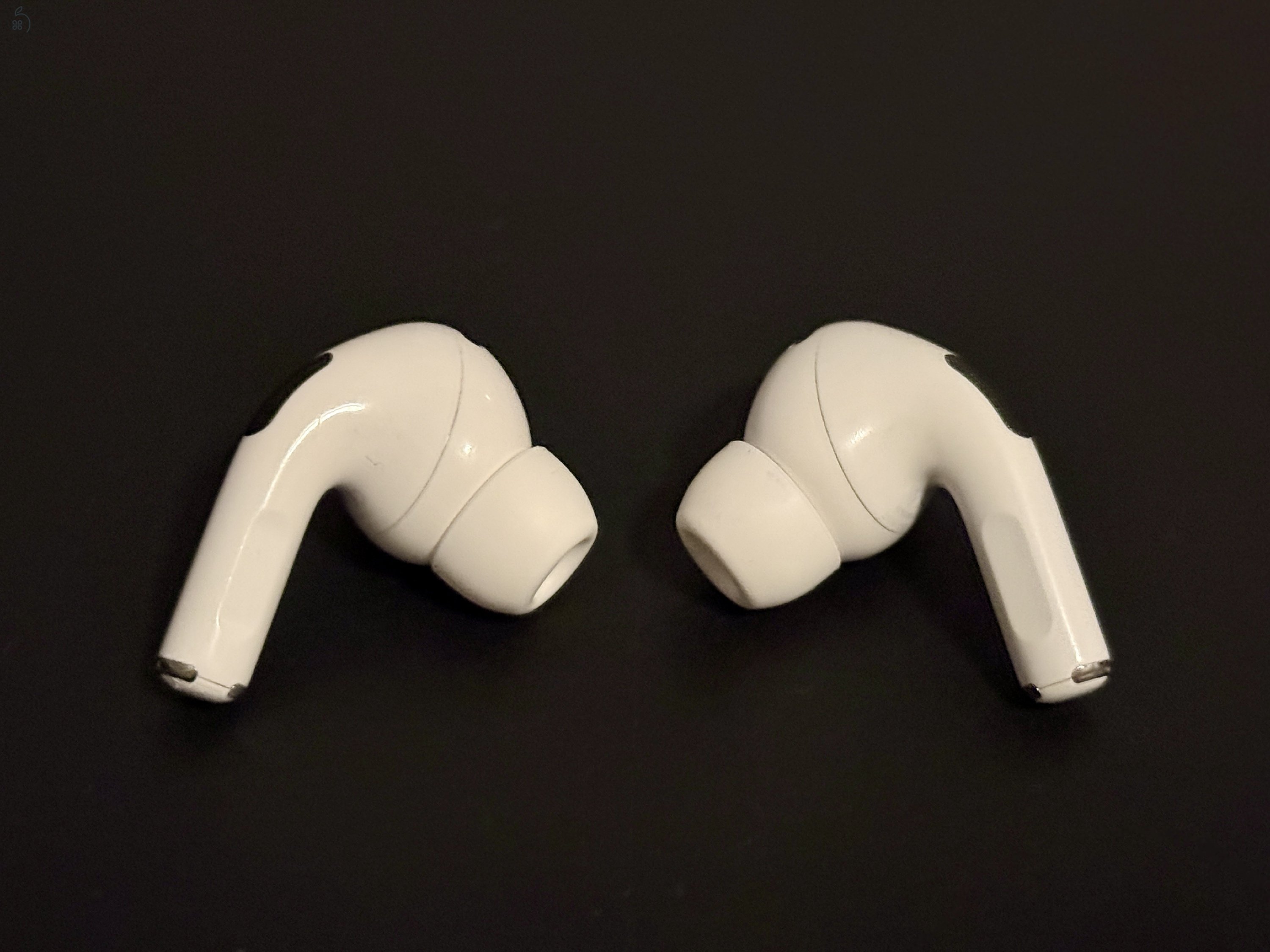 Apple AirPods Pro (2. gen) minden gyári tartozékával + ajándék szilikon tok 