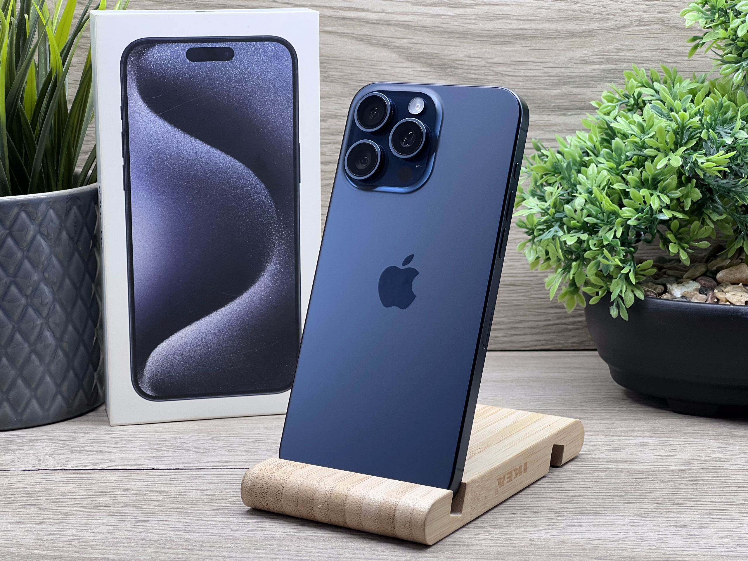 Hibátlan iPhone 15 Pro Max Blue Titanium 256GB 2 ÉV Garanciával 90%