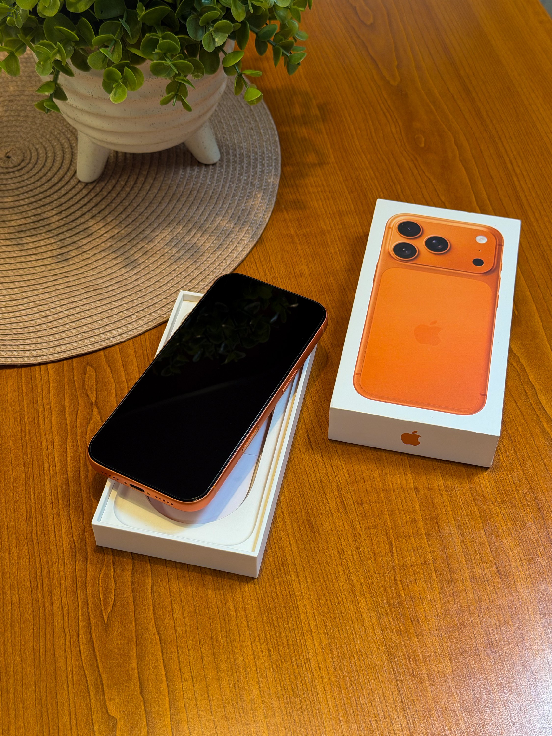 Apple iPhone 17 Pro, 256Gb, Kártyafüggetlen, Gyári Állapotú, 1 Év Garancia, 100% Akkumulátor