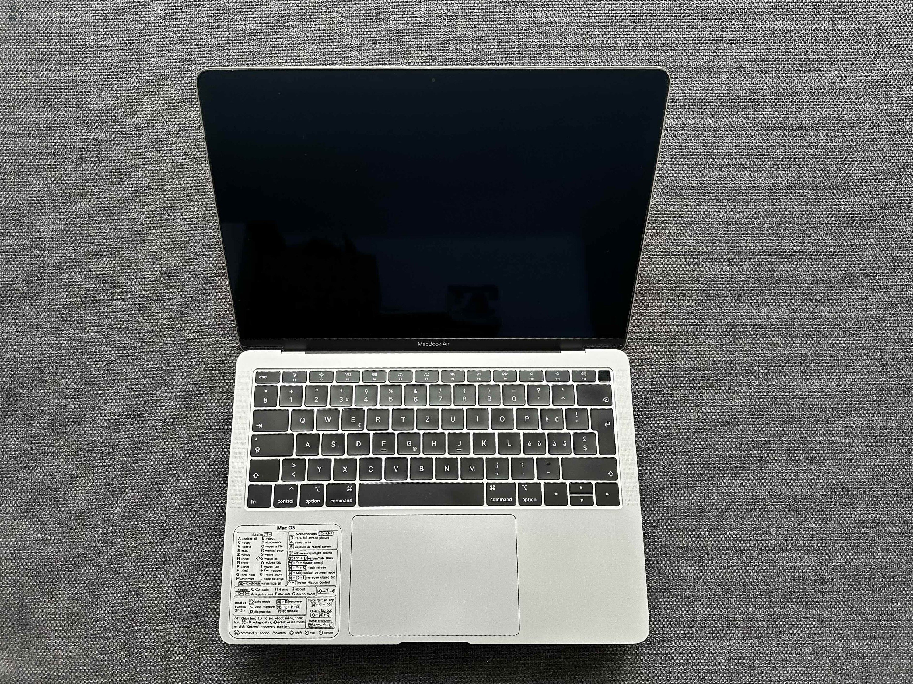 MacBook Air 13' 2019 (Intel i5, 8GB RAM, 128GB SSD) 