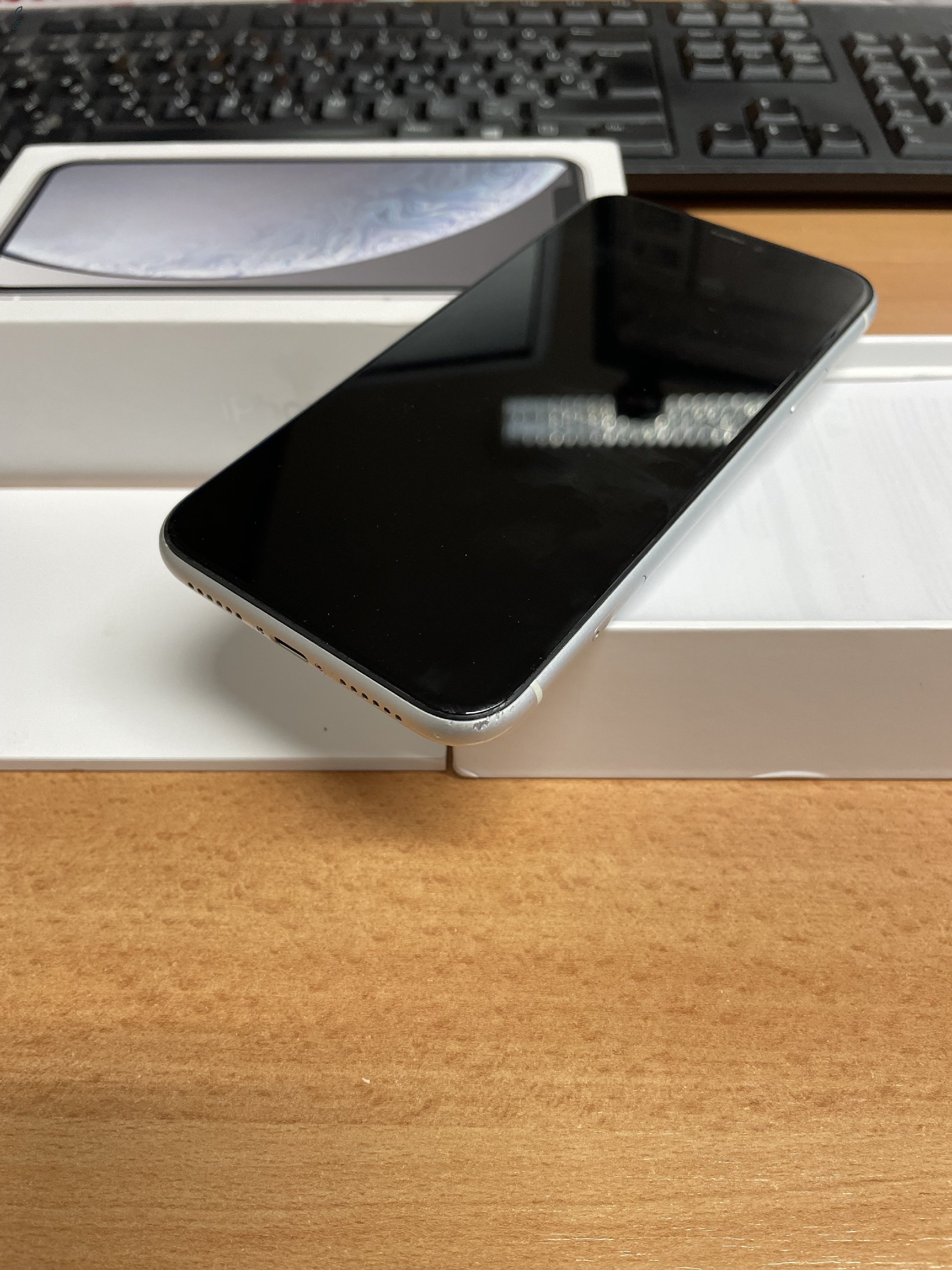 Gyári új akkumulátorral, új üveghátlappal iPhone XR 64 GB eladó!