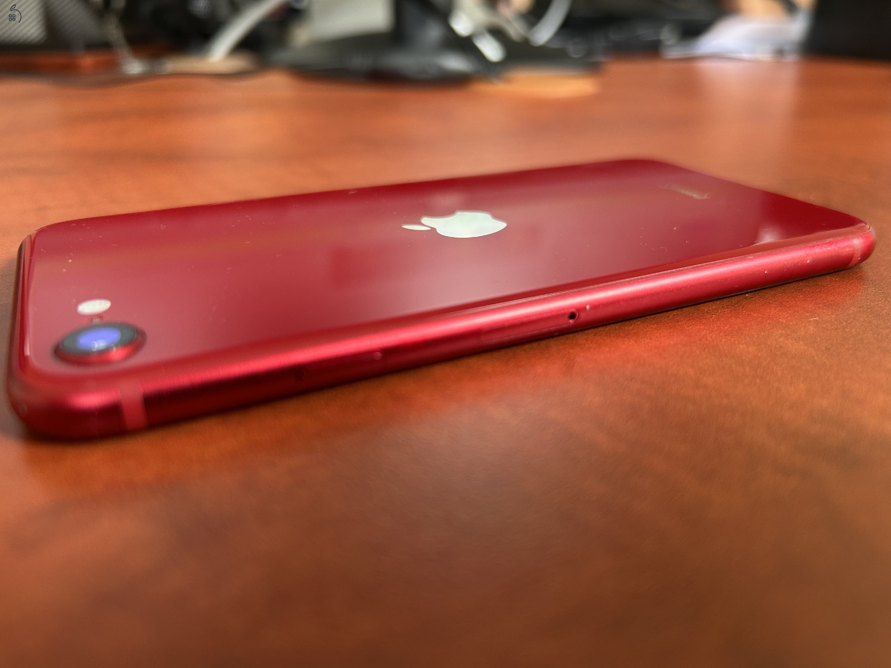 iPhone SE 64 GB PRODUCT(RED) – akku cserélve, eredeti töltőkábellel