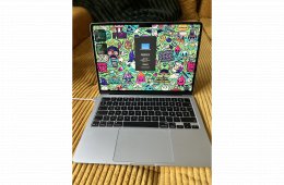 Apple MacBook Air 13,6
