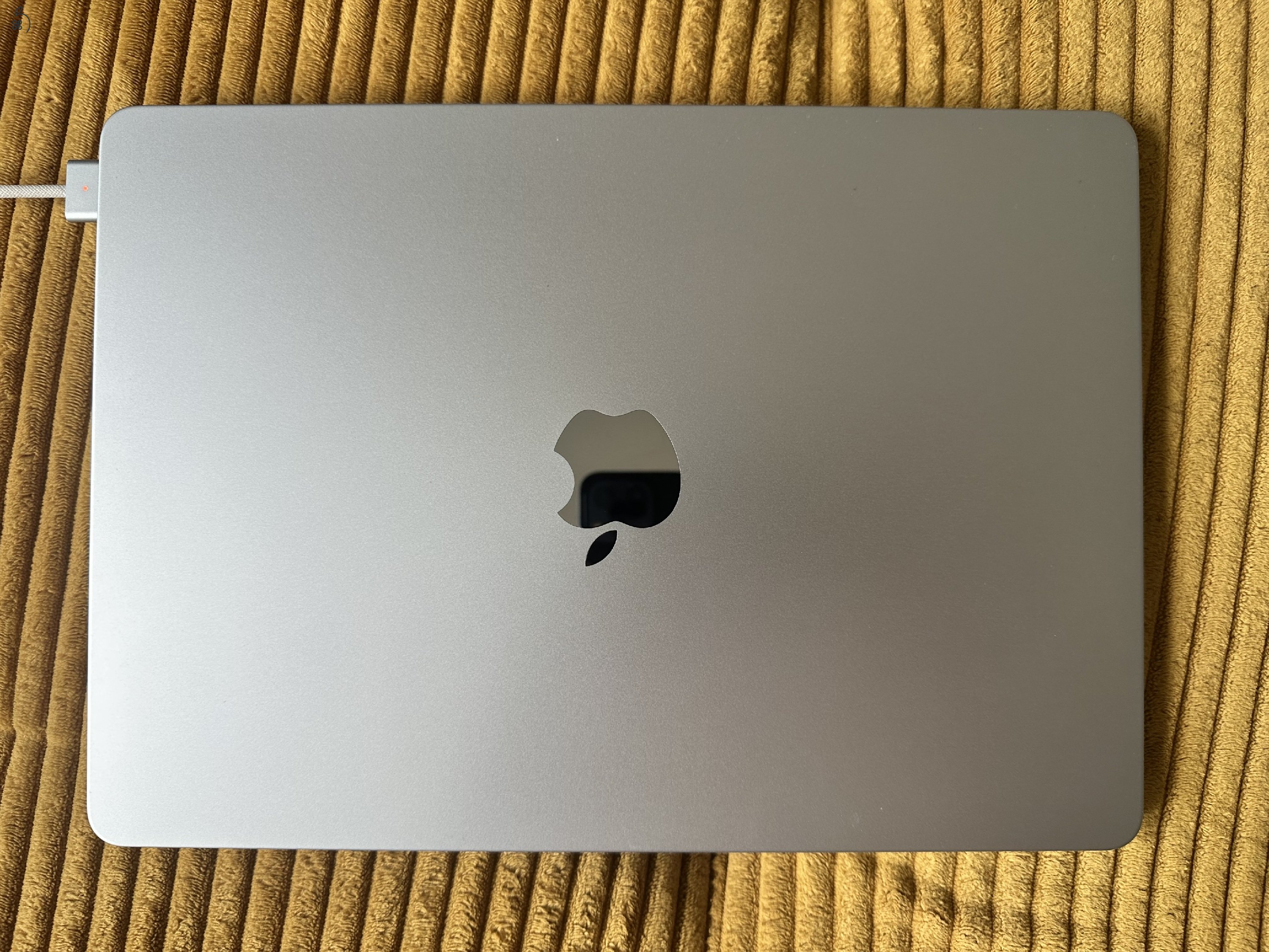 Apple MacBook Air 13,6