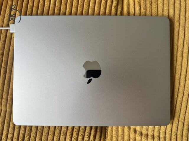 Apple MacBook Air 13,6