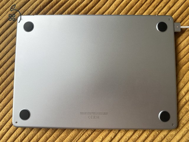 Apple MacBook Air 13,6