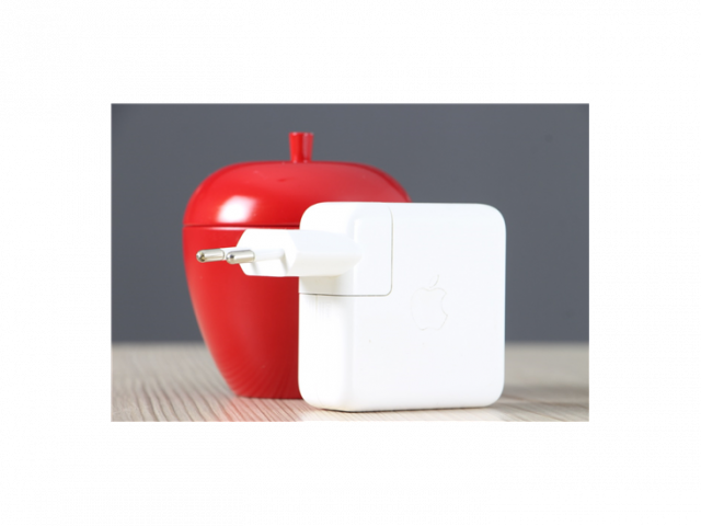 Használt USB-C adapter 70W A US-8207