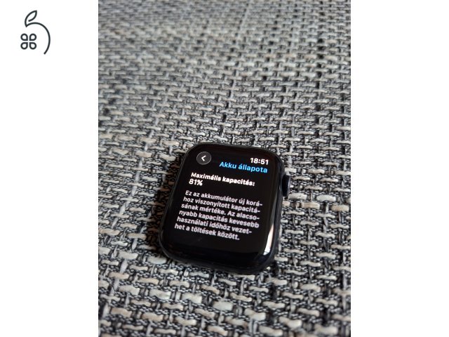 Apple Watch SE 2022 (2nd gen) Midnight (éjfekete) 44 mm Cellular + Ajándék szíjak