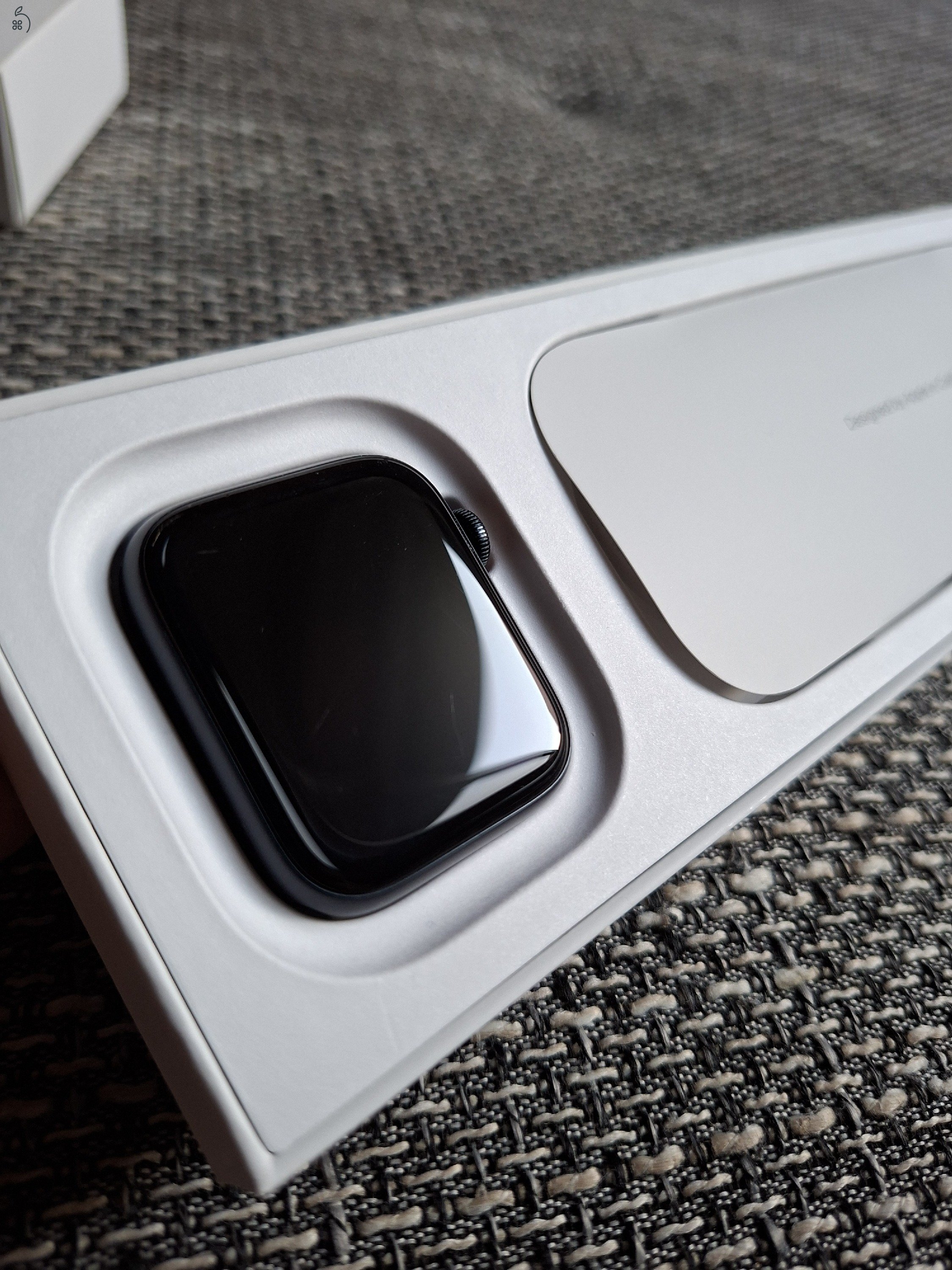 Apple Watch SE 2022 (2nd gen) Midnight (éjfekete) 44 mm Cellular + Ajándék szíjak