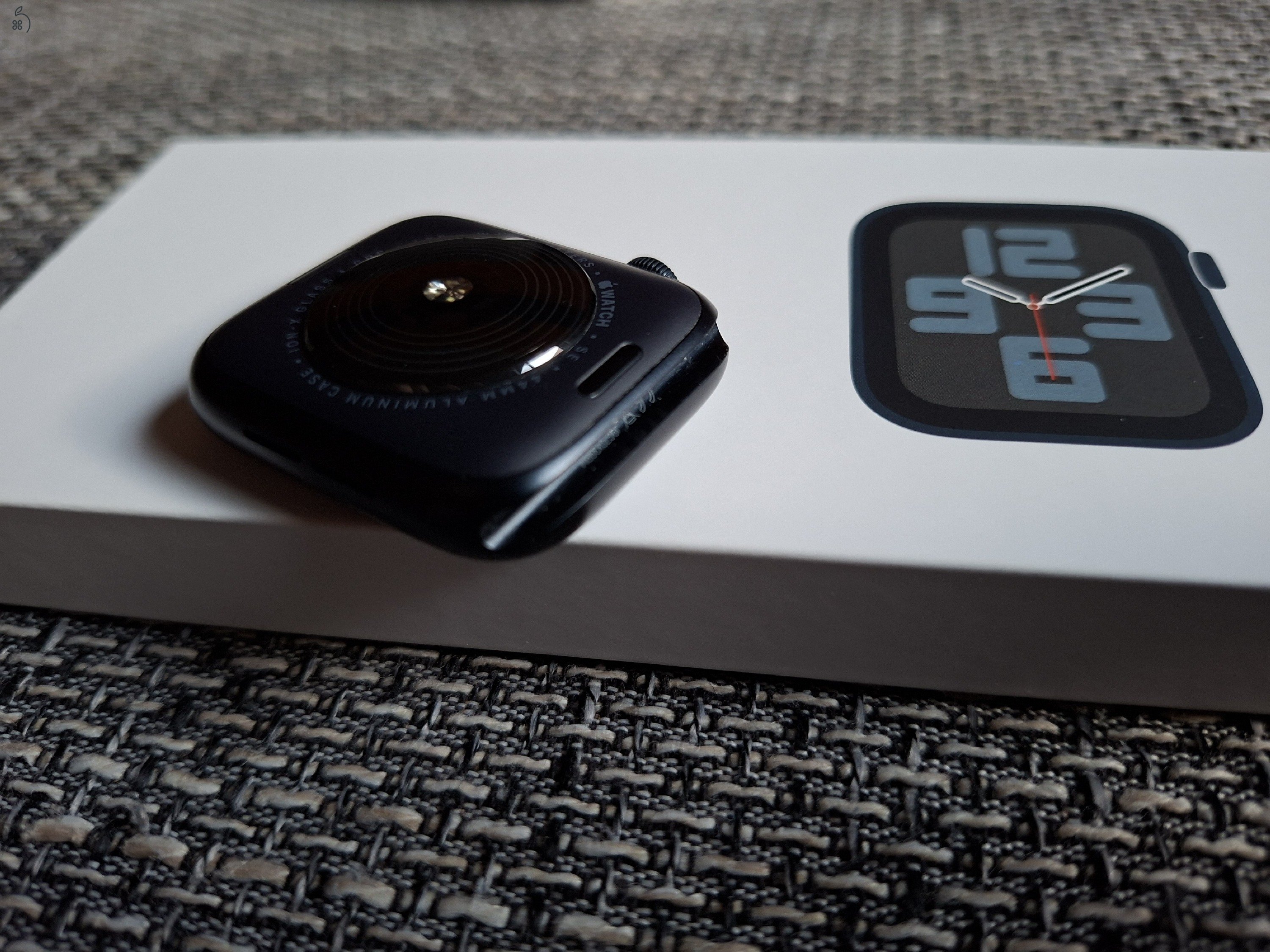 Apple Watch SE 2022 (2nd gen) Midnight (éjfekete) 44 mm Cellular + Ajándék szíjak