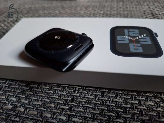 Apple Watch SE 2022 (2nd gen) Midnight (éjfekete) 44 mm Cellular + Ajándék szíjak