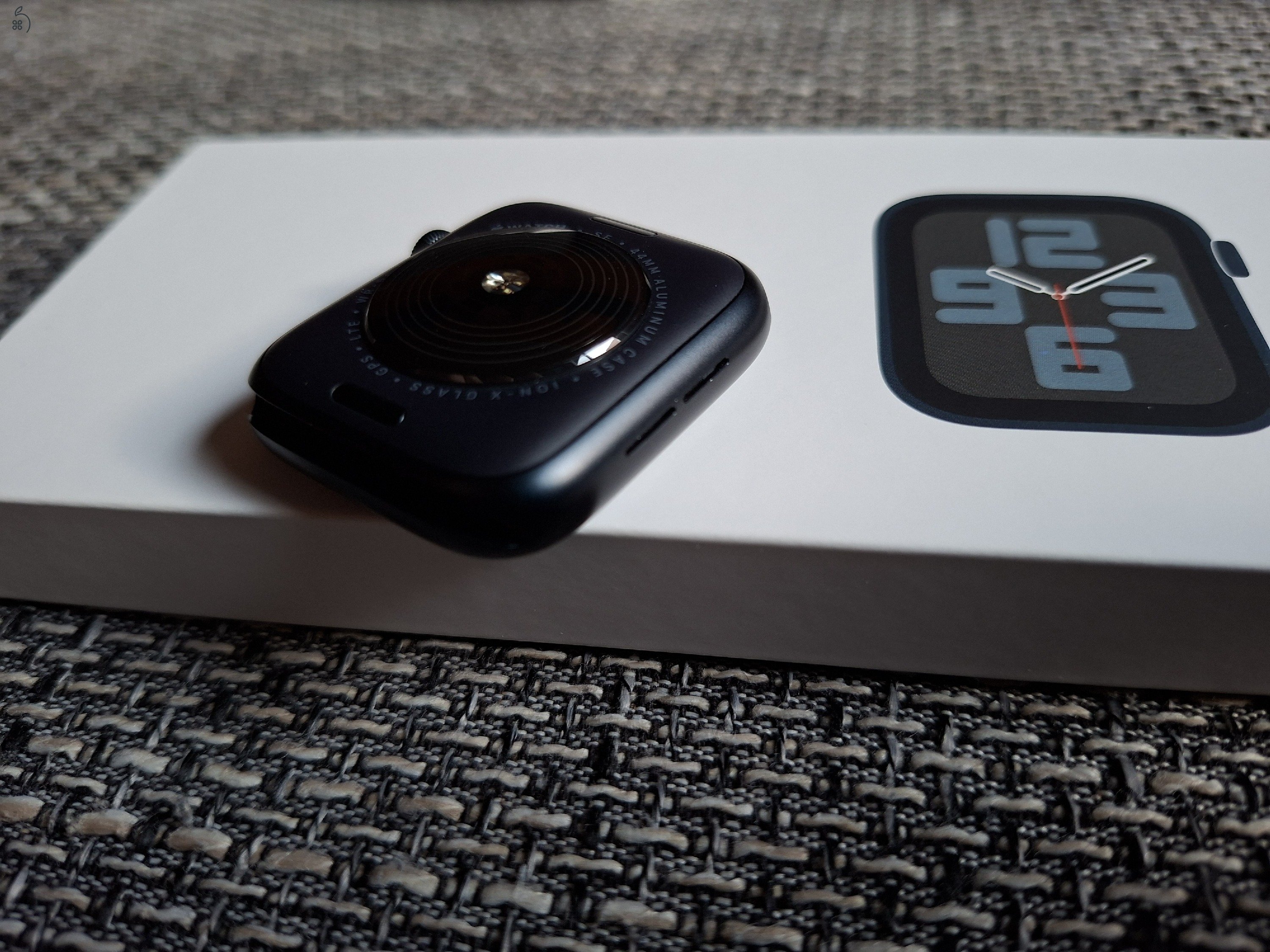 Apple Watch SE 2022 (2nd gen) Midnight (éjfekete) 44 mm Cellular + Ajándék szíjak