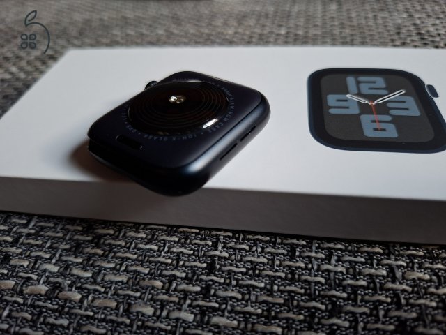 Apple Watch SE 2022 (2nd gen) Midnight (éjfekete) 44 mm Cellular + Ajándék szíjak