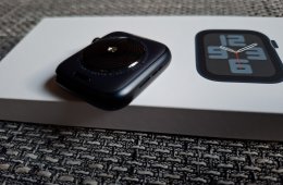 Apple Watch SE 2022 (2nd gen) Midnight (éjfekete) 44 mm Cellular + Ajándék szíjak
