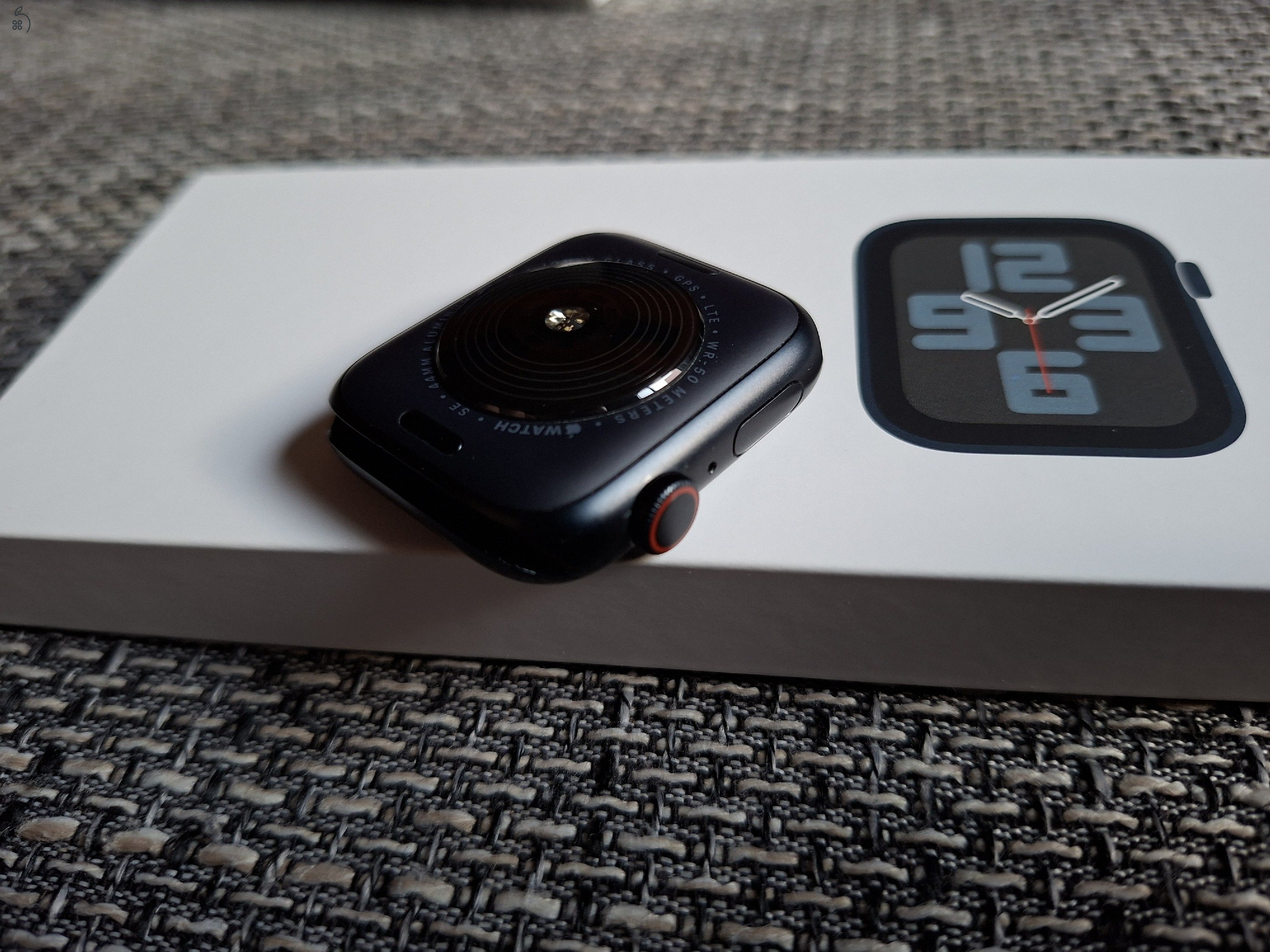 Apple Watch SE 2022 (2nd gen) Midnight (éjfekete) 44 mm Cellular + Ajándék szíjak