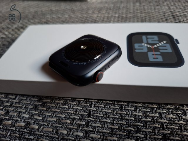 Apple Watch SE 2022 (2nd gen) Midnight (éjfekete) 44 mm Cellular + Ajándék szíjak