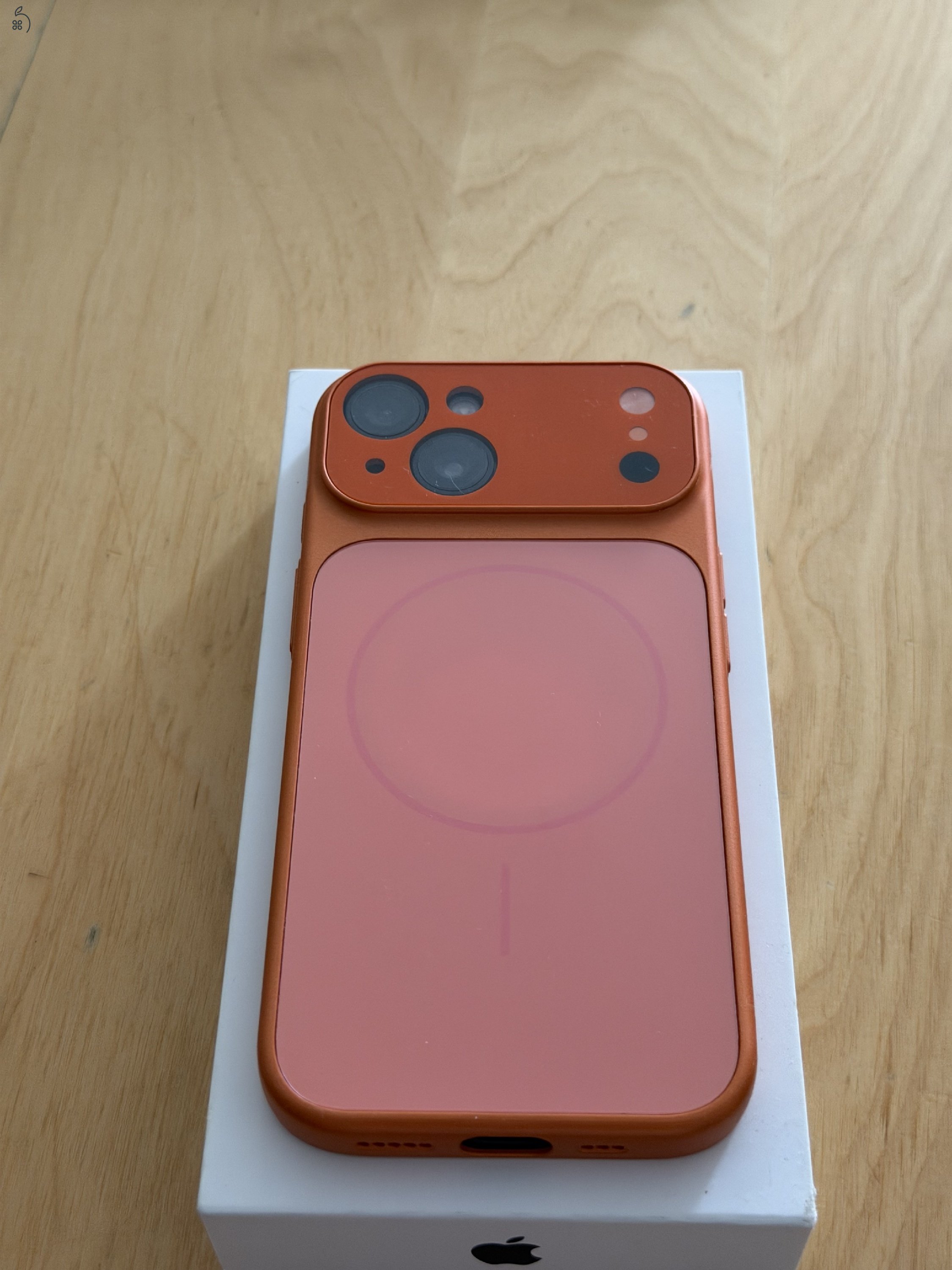 Eladó iPhone mobiltelefon újszerű akkumulátorral és Gorilla Glass védelemmel