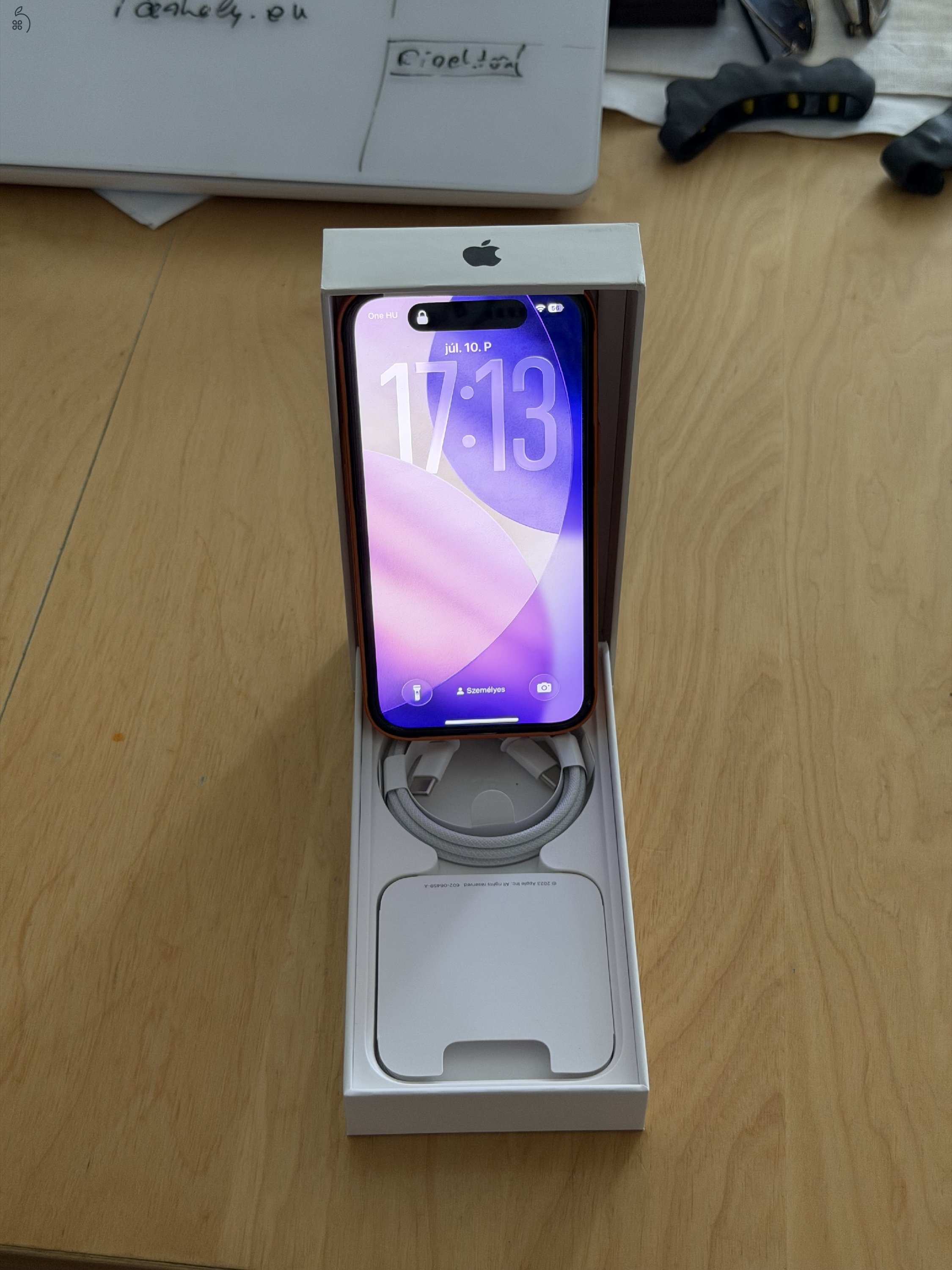 Eladó iPhone mobiltelefon újszerű akkumulátorral és Gorilla Glass védelemmel