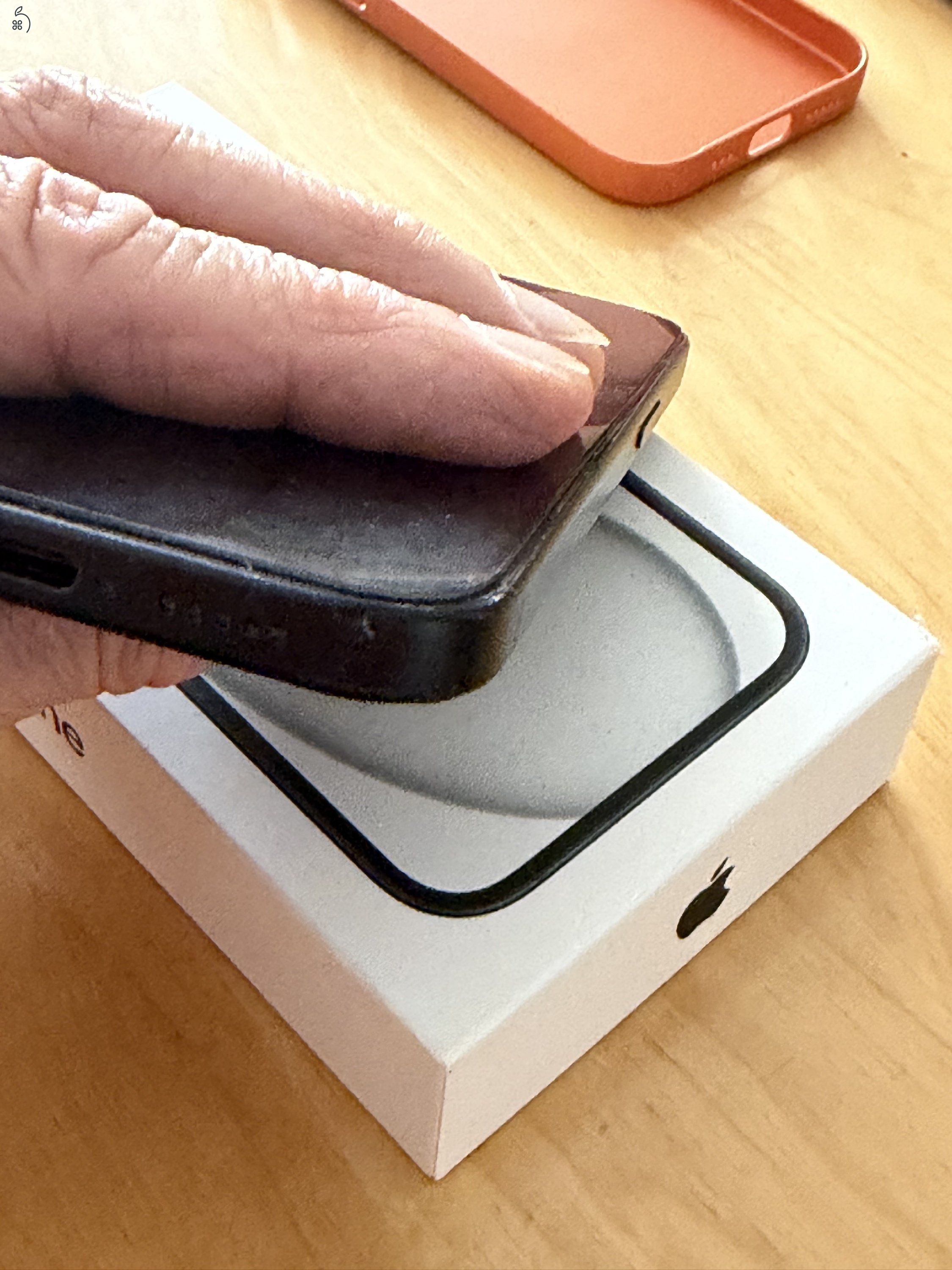 Eladó iPhone mobiltelefon újszerű akkumulátorral és Gorilla Glass védelemmel