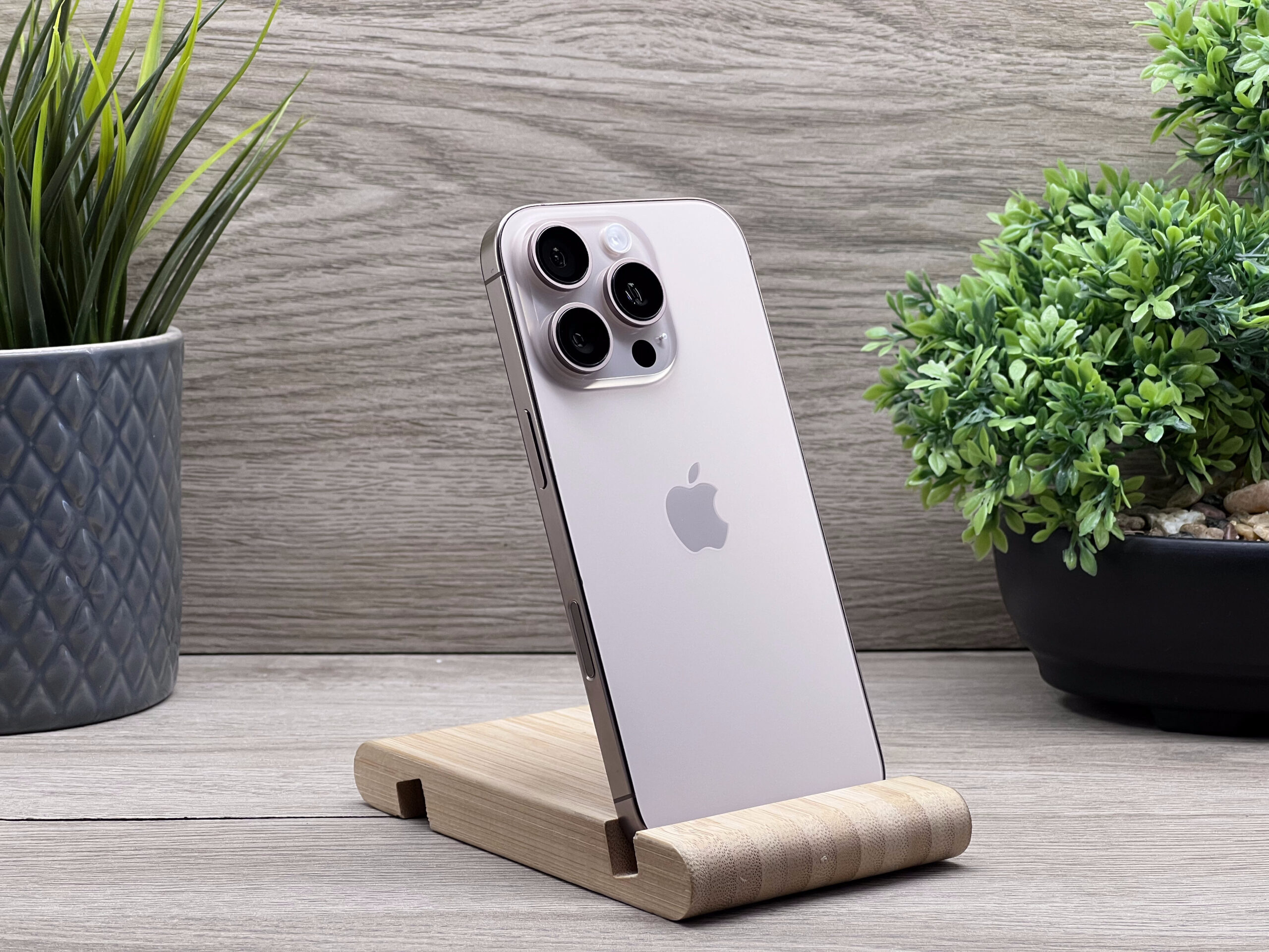 Hibátlan iPhone 16 Pro Desert Titanium 256GB 2 ÉV Garanciával 90%