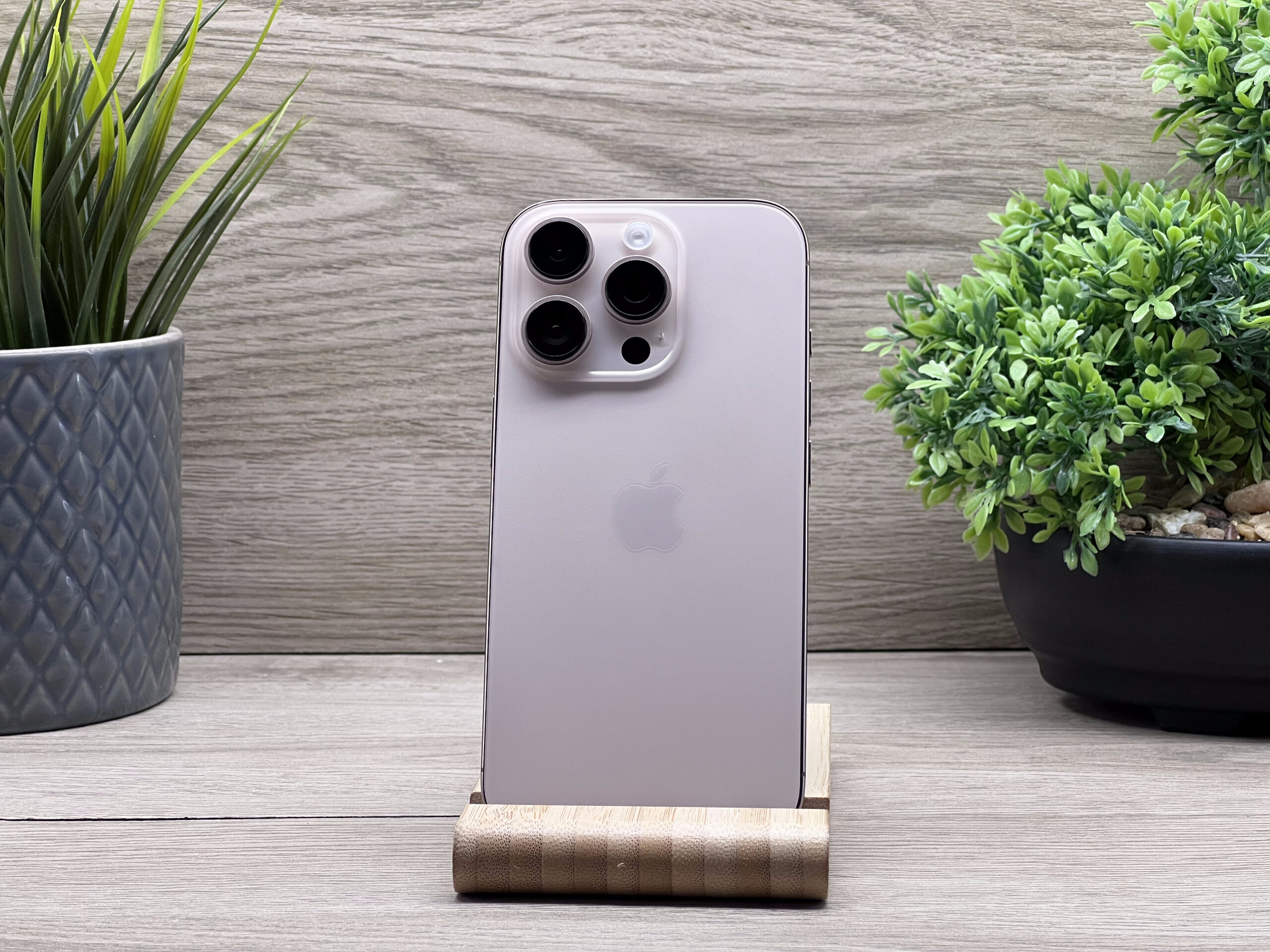 Hibátlan iPhone 16 Pro Desert Titanium 256GB 2 ÉV Garanciával 96%