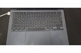 Macbook Air 13 / M2 / 16GB / 512GB éjfekete