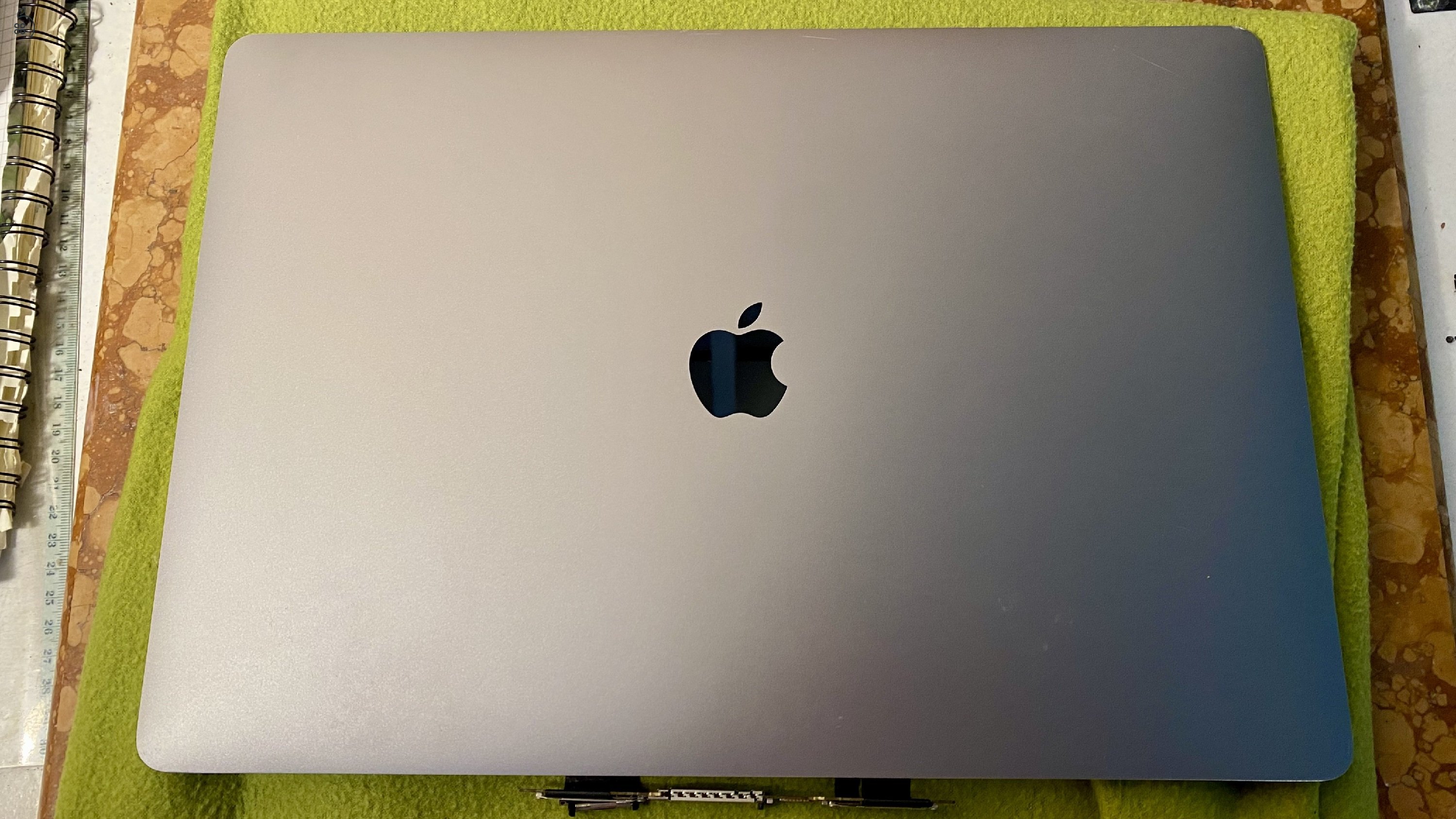 MacBook Pro 2019 Space Gray 16'' kijelző