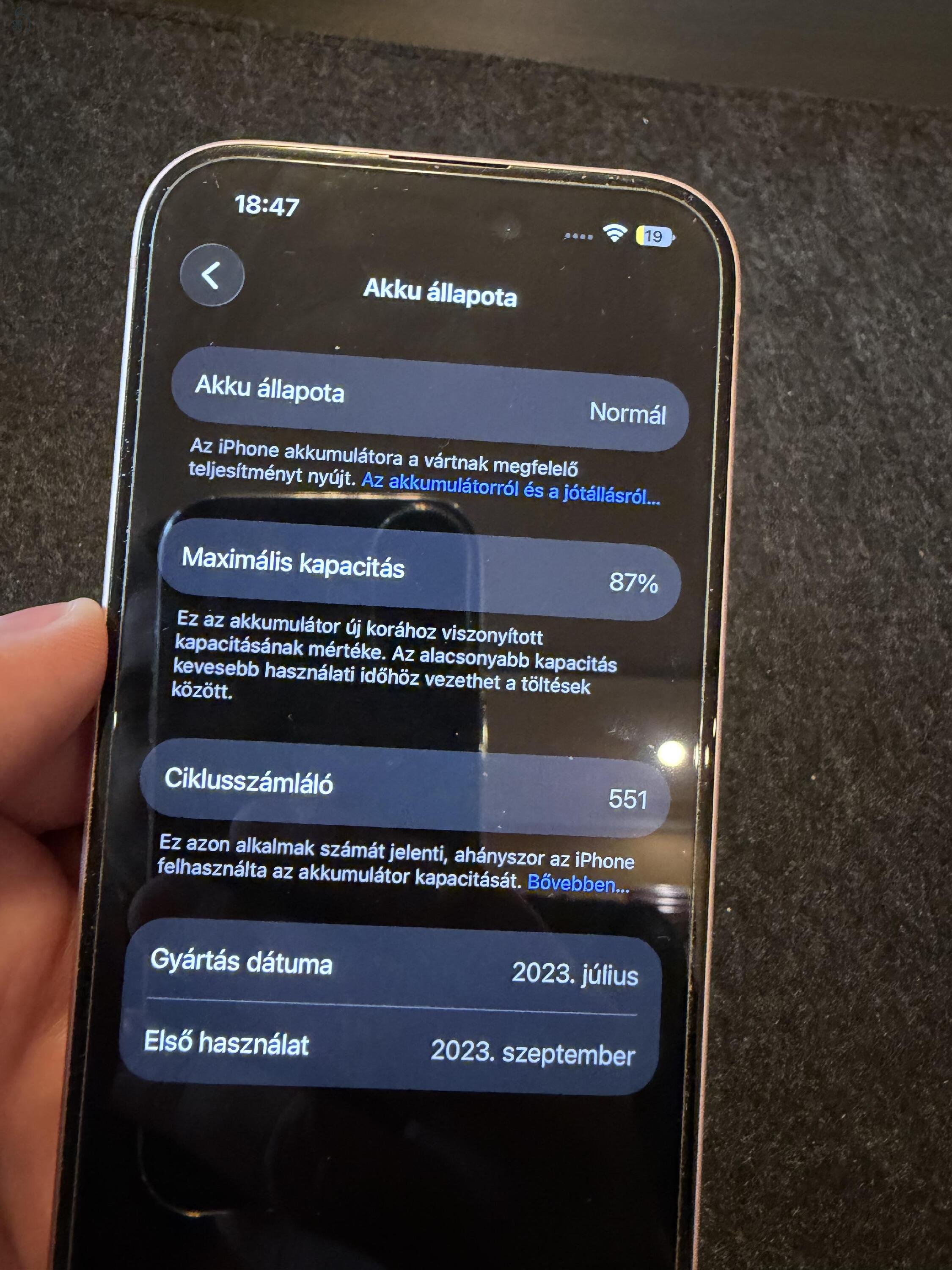 Apple iPhone 15 128 GB Pink - 87% akkumulátor - 7db extra tok és 2 üvegfólia / Független