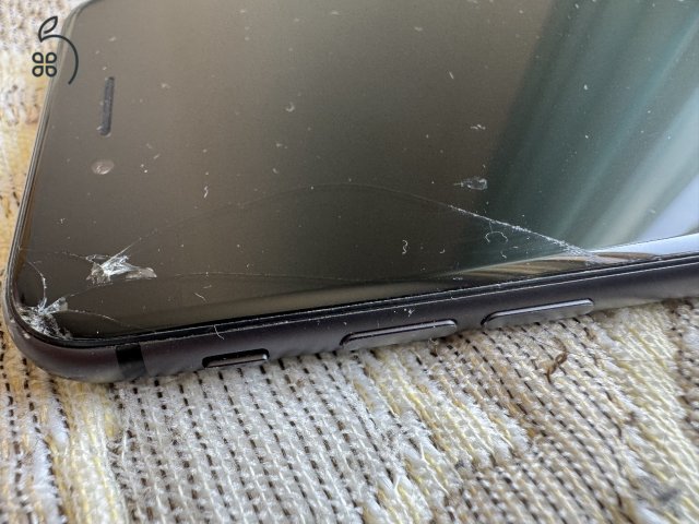 iPhone 8 64 GB független, sérült