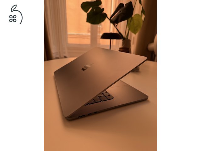 MacBook Air 15” (2023) – M2 chip, 256GB SSD, 8GB RAM