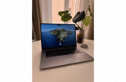 MacBook Air 15” (2023) – M2 chip, 256GB SSD, 8GB RAM