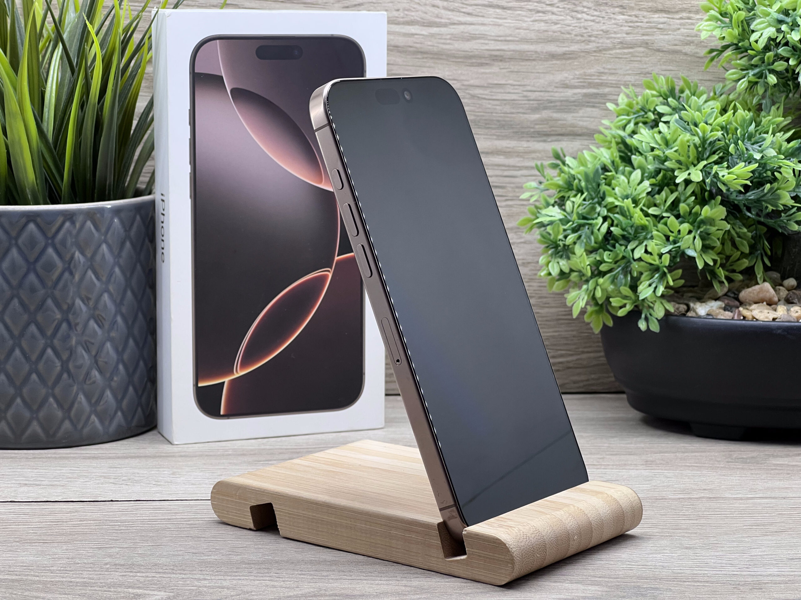 Hibátlan iPhone 16 Pro Max desert Titanium 256GB 2 ÉV Garanciával 91%