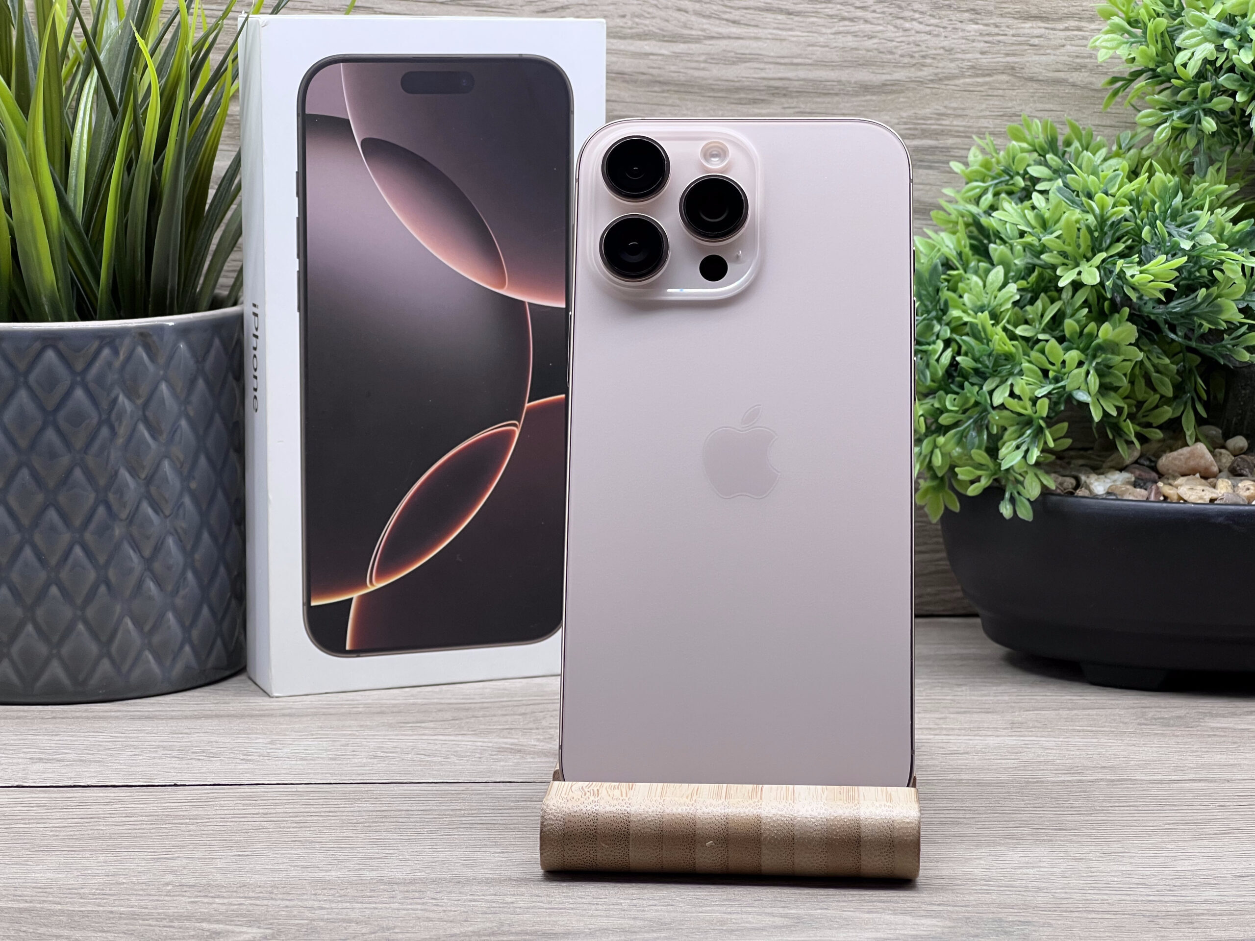 Hibátlan iPhone 16 Pro Max desert Titanium 256GB 2 ÉV Garanciával 91%