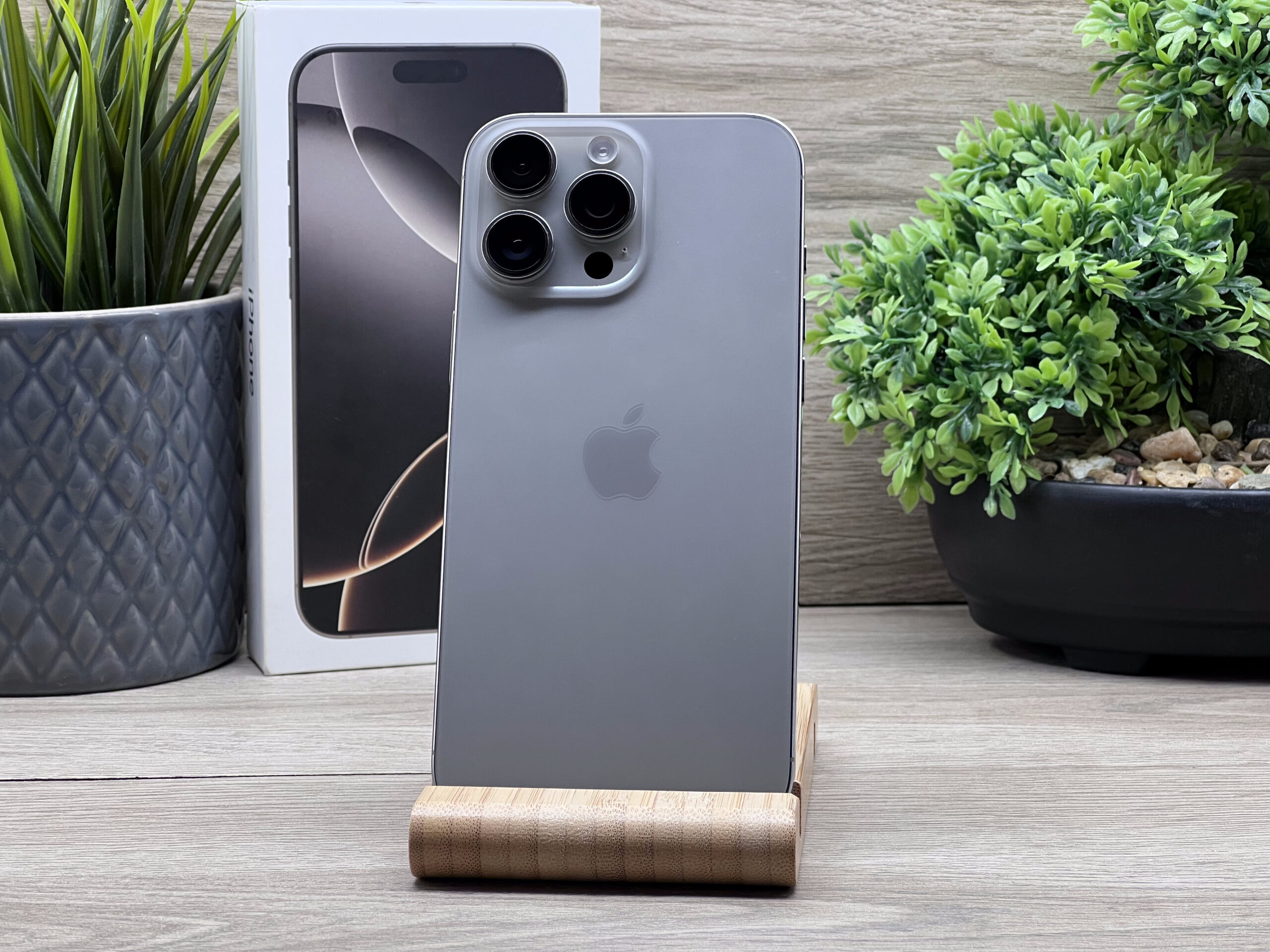 Hibátlan iPhone 16 Pro Max Natural titanium 256GB 2 ÉV Garanciával 90%