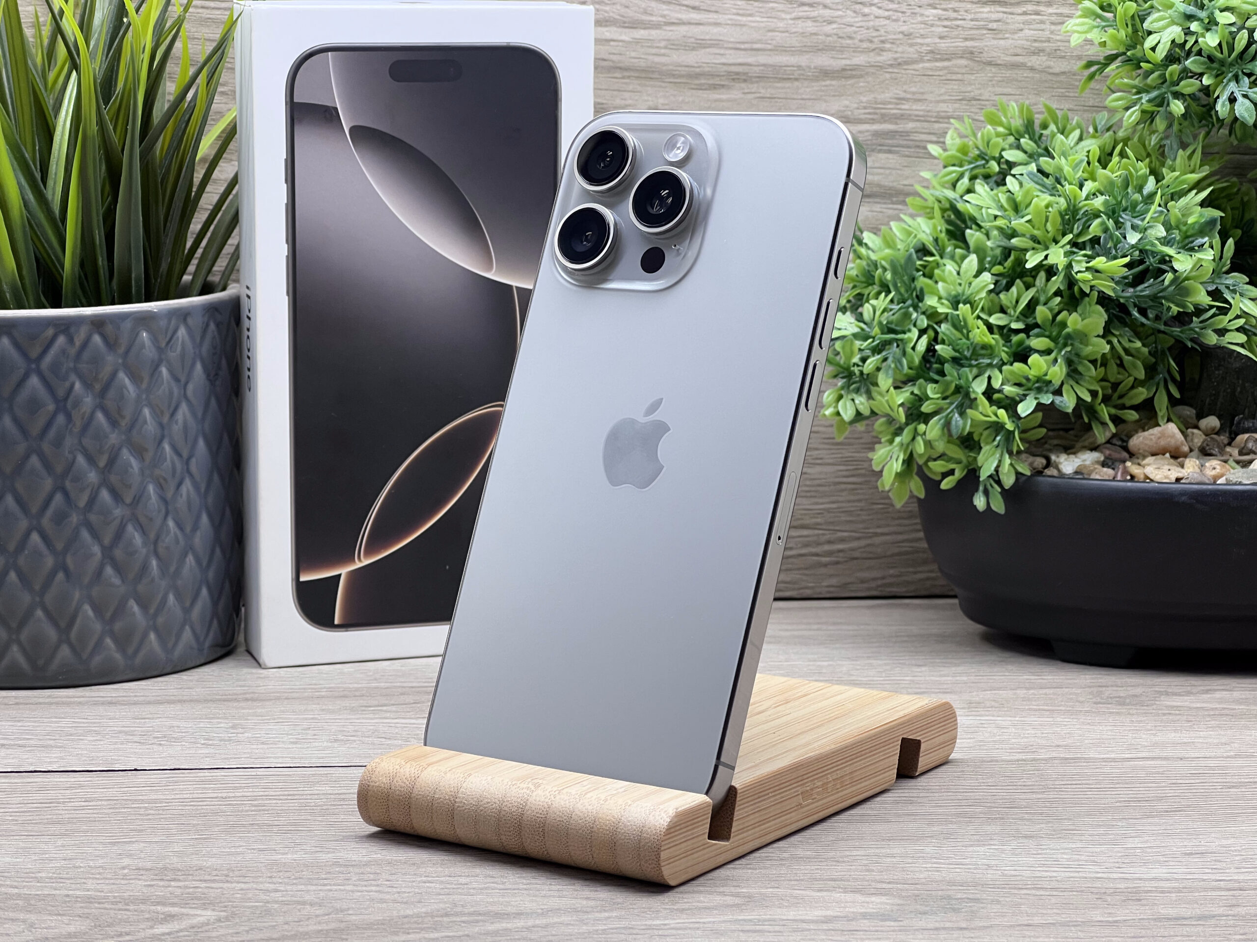 Hibátlan iPhone 16 Pro Max Natural titanium 256GB 2 ÉV Garanciával 90%