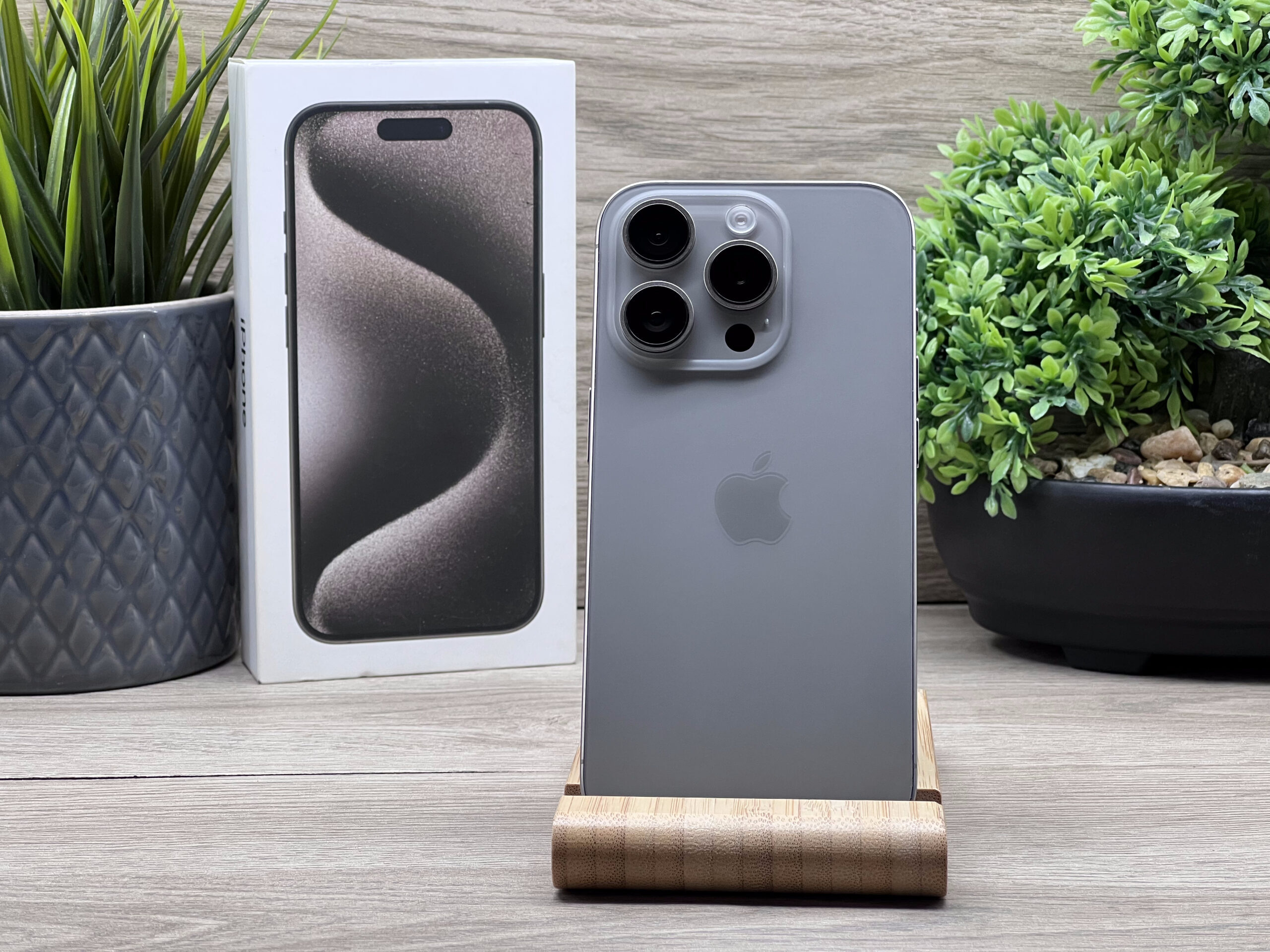 Hibátlan iPhone 15 Pro Natural Titanium 128GB 2 ÉV Garanciával