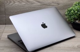 Hibátlan MacBook Pro 2022 M2 13” 256GB 8GB  2 ÉV Garanciával 95%