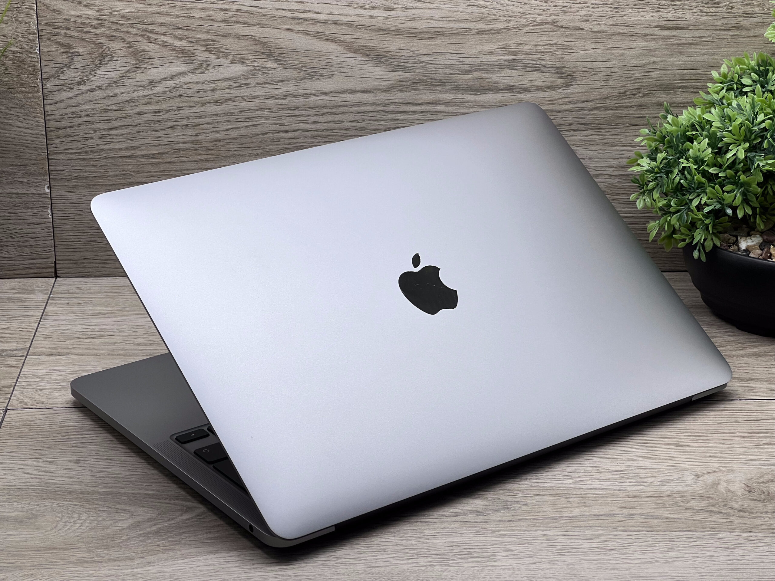 Hibátlan MacBook Pro 2022 M2 13” 256GB 8GB  2 ÉV Garanciával 95%