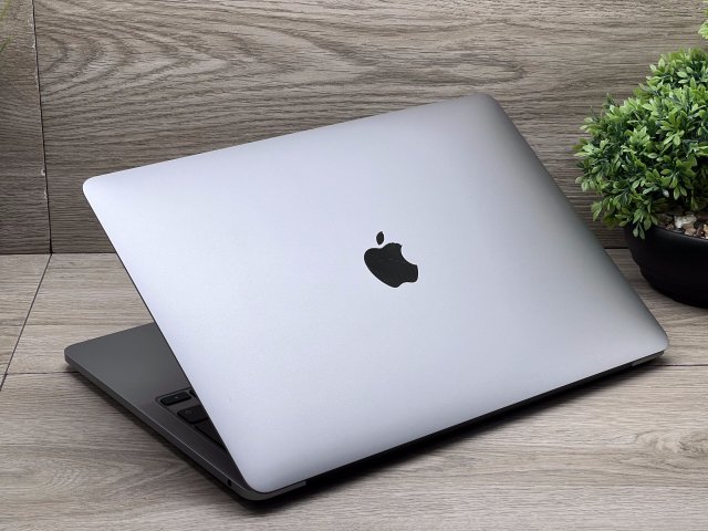 Hibátlan MacBook Pro 2022 M2 13” 256GB 8GB  2 ÉV Garanciával 95%