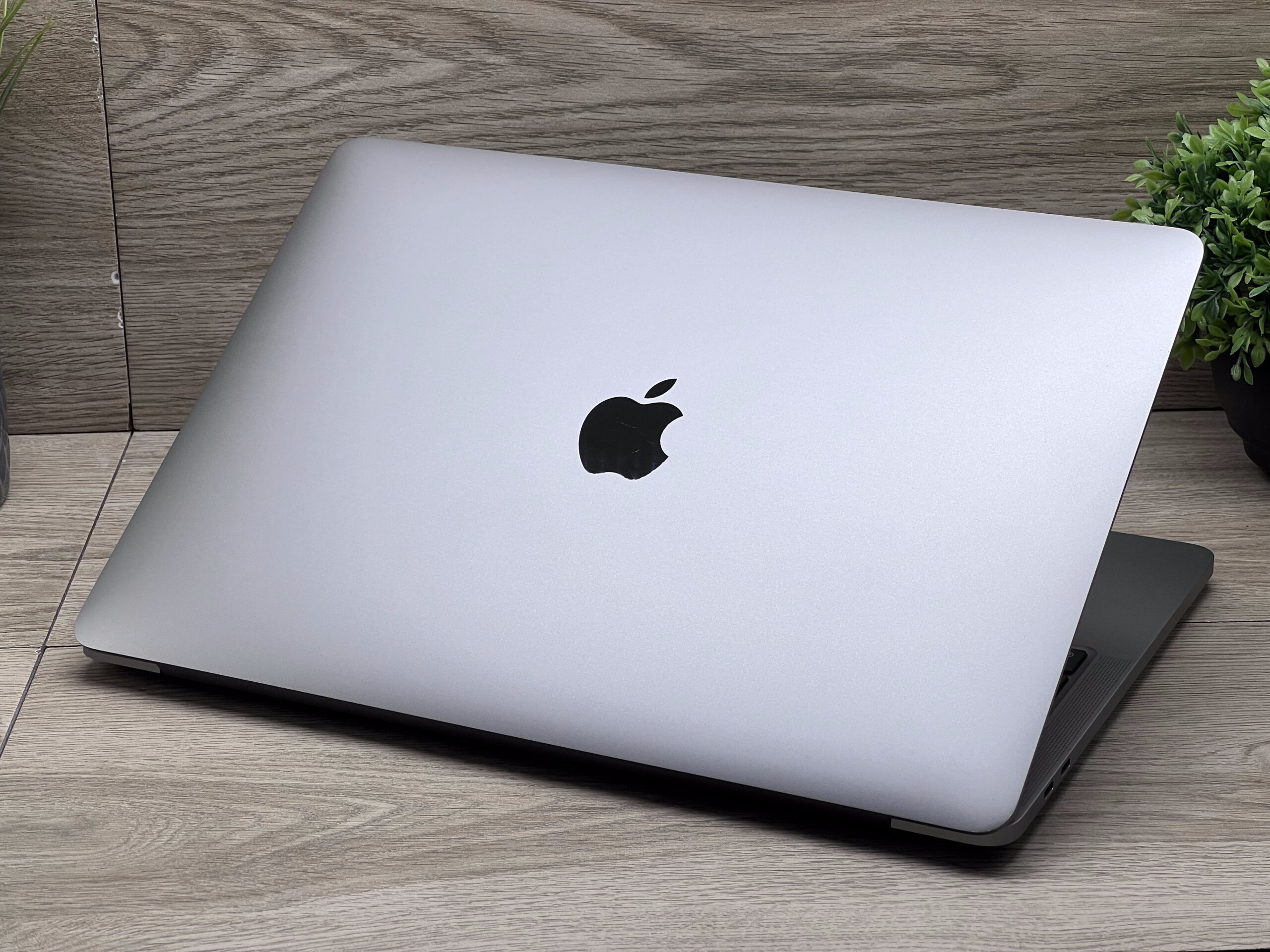 Hibátlan MacBook Pro 2022 M2 13” 256GB 8GB  2 ÉV Garanciával 95%