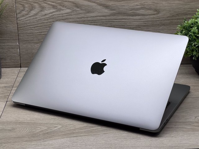 Hibátlan MacBook Pro 2022 M2 13” 256GB 8GB  2 ÉV Garanciával 95%