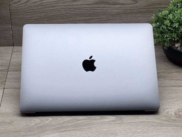 Hibátlan MacBook Pro 2022 M2 13” 256GB 8GB  2 ÉV Garanciával 95%