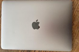 Hibátlan grafitszürke Macbook