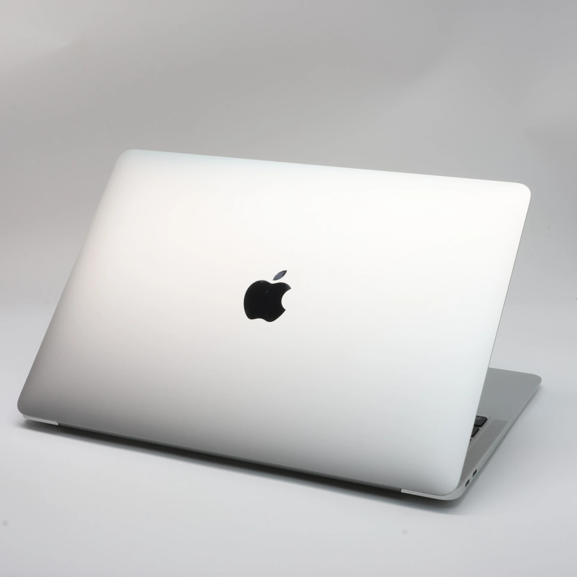 Apple MacBook Air 13″ 2020 M1 256 GB SSD 8 GB RAM Silver 93% HUN Bill