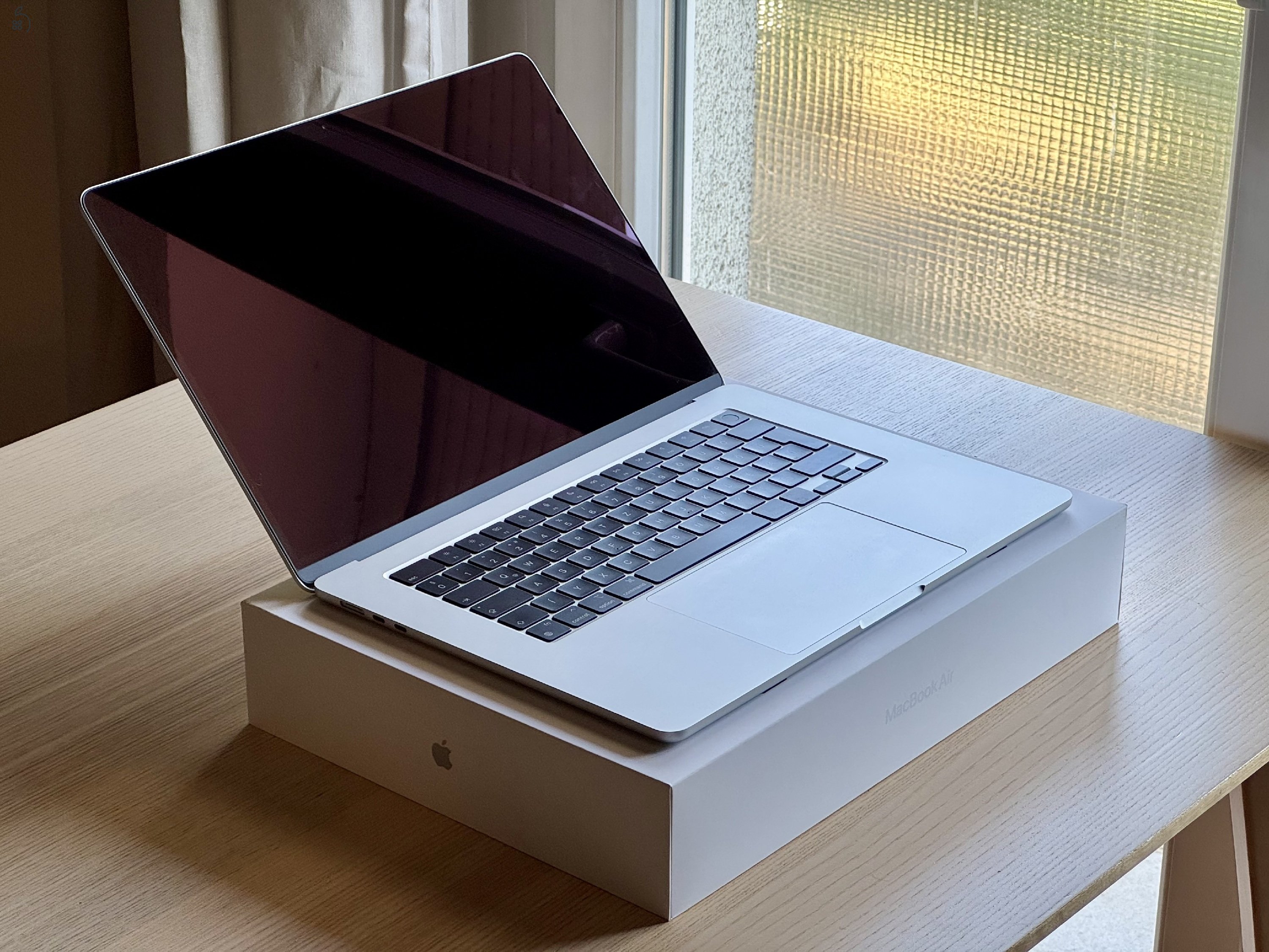 Macbook Air 15” M3 16GB + 512GB  MediaMarkt Garancia 2027.10-ig